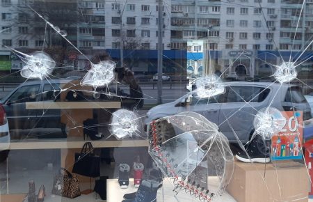 У Києві на проспекті Перемоги невідомі стріляли у вітрину взуттєвого магазину — ЗМІ