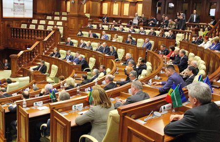 Парламент Молдови оголосив недовіру уряду прем'єрки Санду
