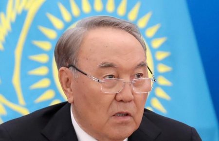 Колишній президент Казахстану заявив, що «працює над організацією зустрічі» Зеленського та Путіна