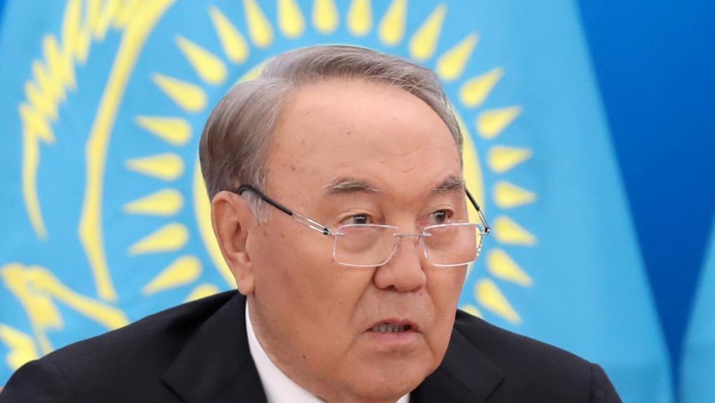 Колишній президент Казахстану заявив, що «працює над організацією зустрічі» Зеленського та Путіна