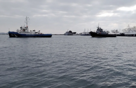 ЗМІ: захоплені Росією українські кораблі буксирують з Керчі