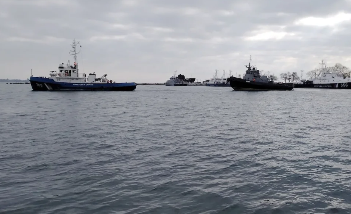 ЗМІ: захоплені Росією українські кораблі буксирують з Керчі