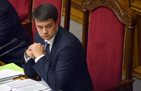Депутати оточили президію Ради, Разумков просить розійтися