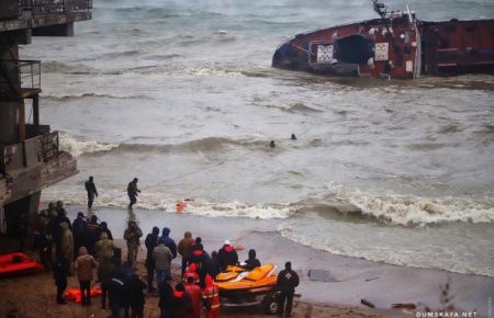 В Одесі водолази евакуювали увесь екіпаж прибитого до берега танкера (оновлено)