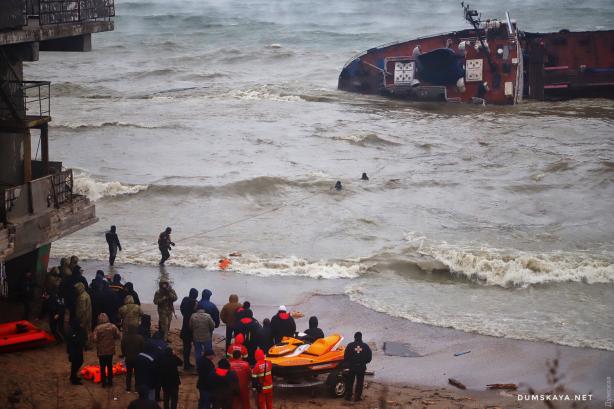 В Одесі водолази евакуювали увесь екіпаж прибитого до берега танкера (оновлено)