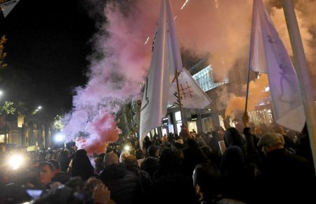 Біля парламенту Грузії мітингувальники встановлюють намети