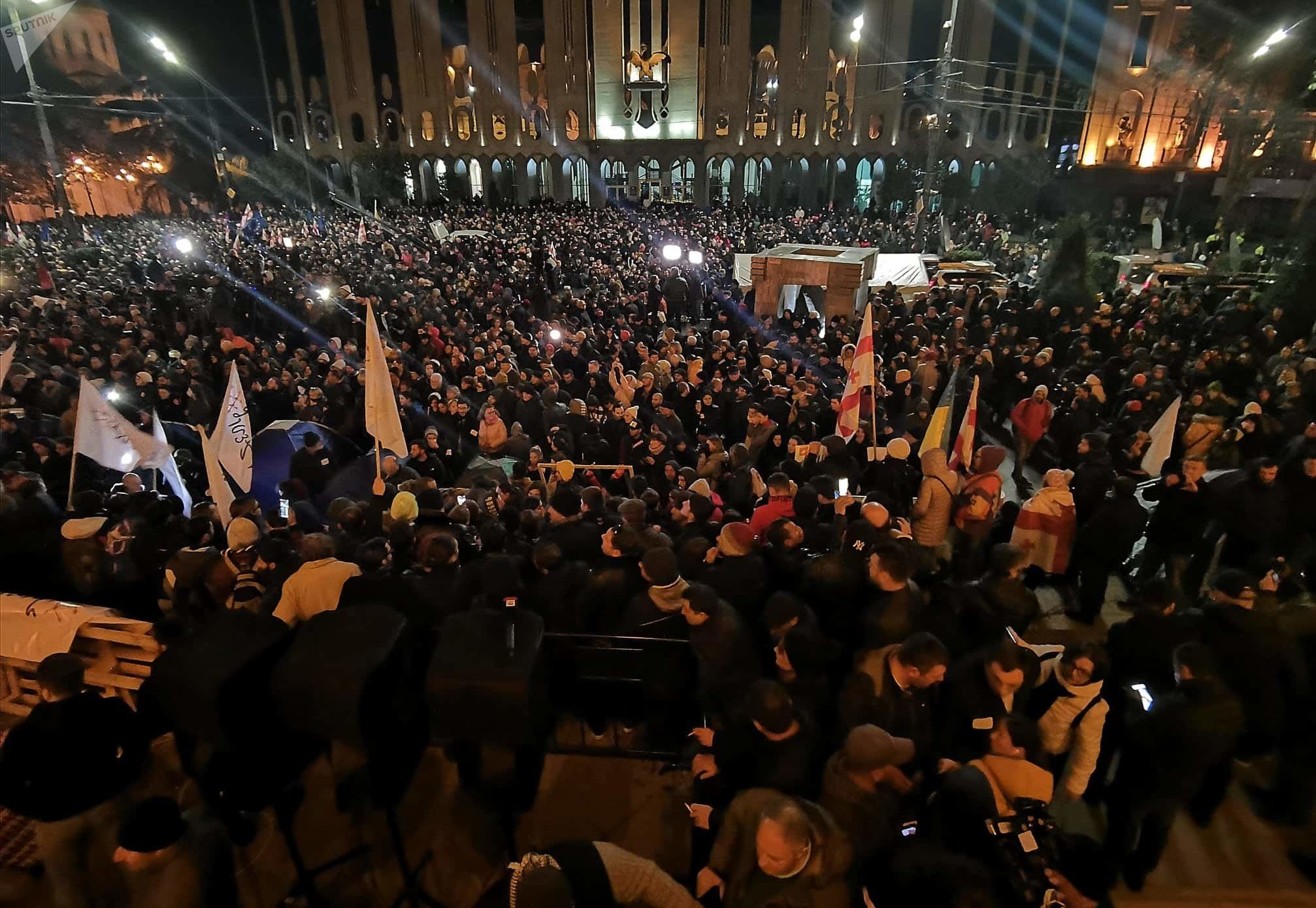 У Тбілісі мітингувальники перекрили проспект перед парламентом країни