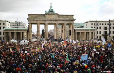 У Німеччині десятки тисяч протестувальників вийшли мітинг щодо захист клімату
