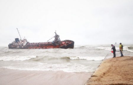 В Одесі до берега прибило танкер, екіпаж відмовляється евакуюватися