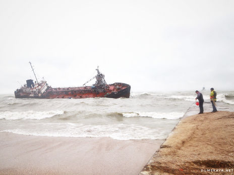 В Одесі до берега прибило танкер, екіпаж відмовляється евакуюватися