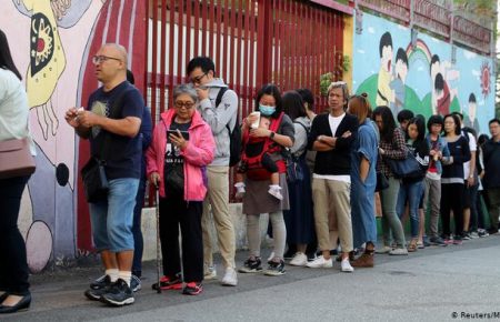 У Гонконзі проходять вибори депутатів райрад, протести призупинили