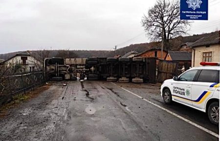 На Тернопільщині унаслідок ДТП вантажівка перекрила рух на трасі міжнародного значення