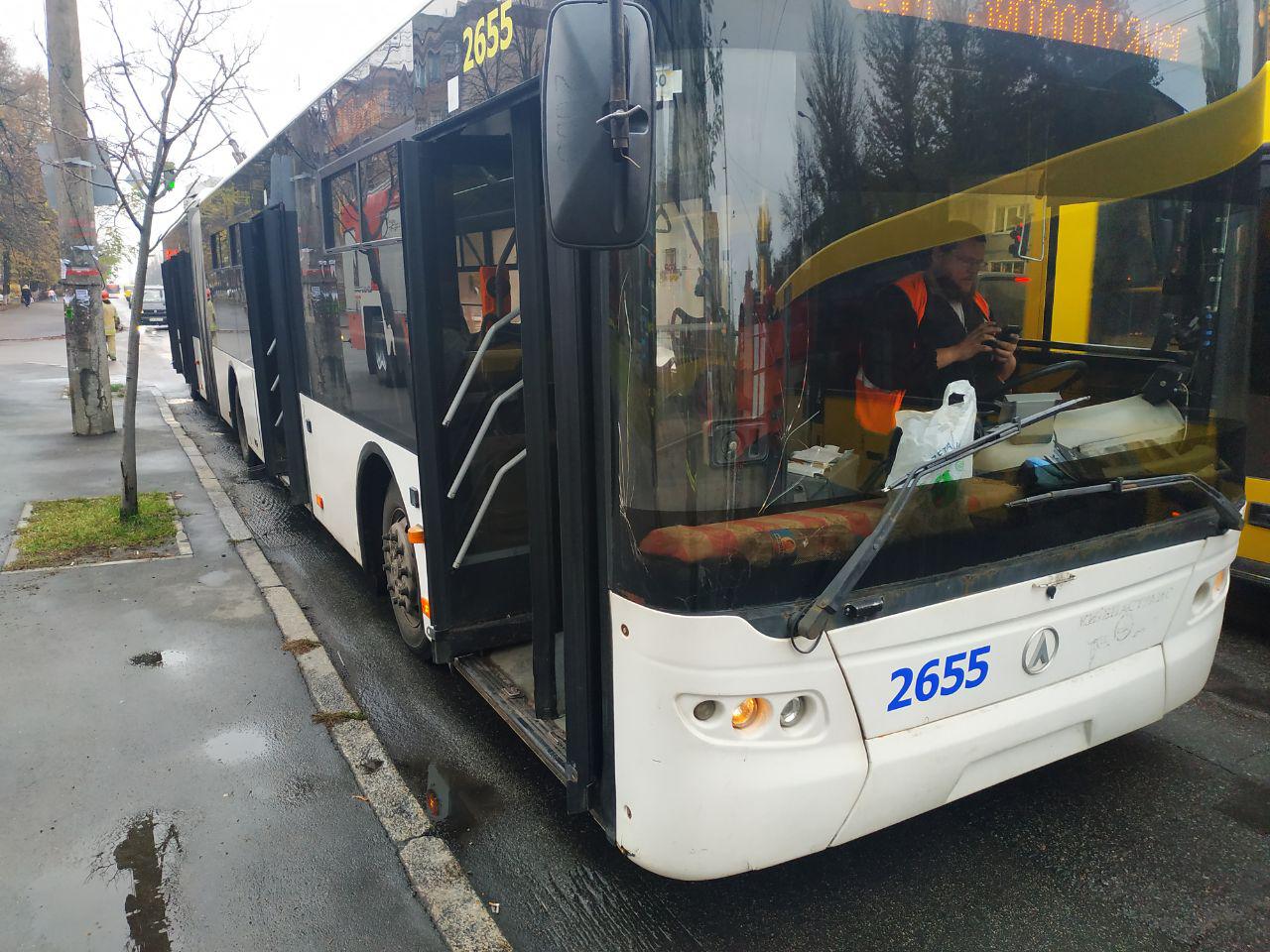 ДСНС: У Києві на маршруті зайнявся тролейбус
