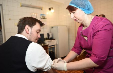 Гончарук зробив щеплення проти дифтерії та закликав українців вакцинуватися