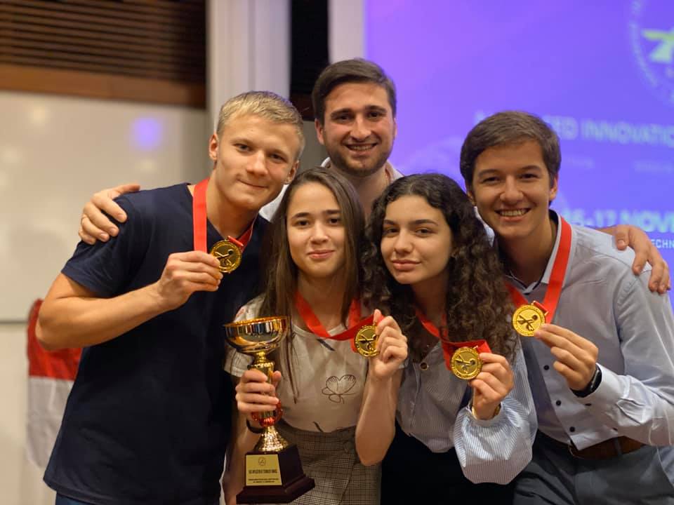 Четверо українців взяли «золото» на конкурсі інновацій у Сінгапурі