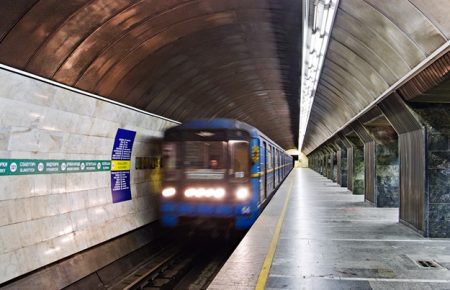 У Києві через повідомлення про мінування тимчасово закрили дві центральні станції метро