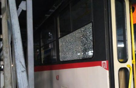 У Києві обстріляли швидкісний трамвай (фото)