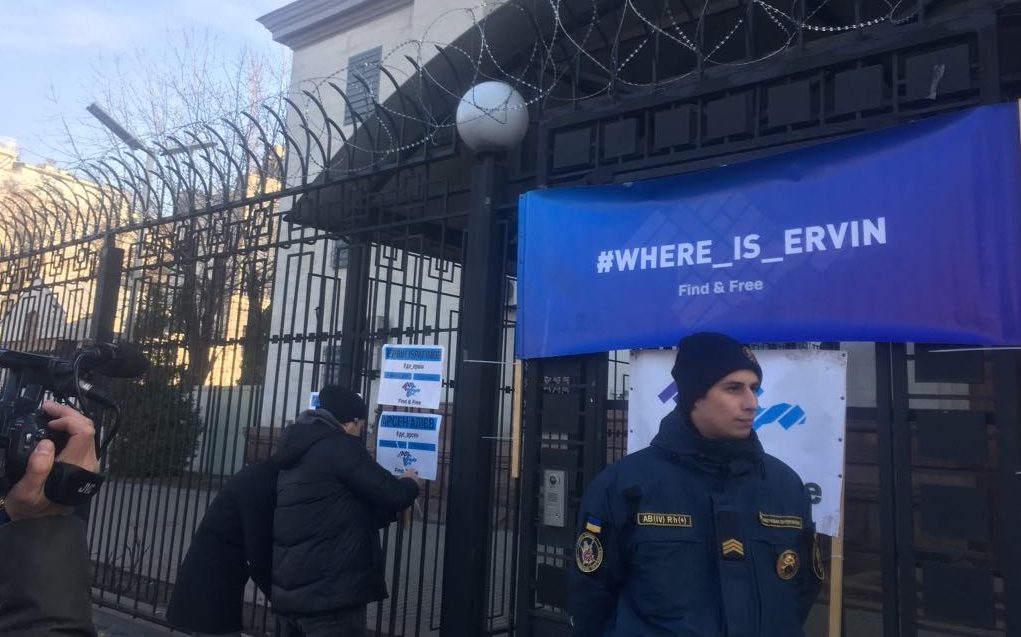 Крим SOS нагадав під посольством РФ у Києві про зниклих в окупованому Криму