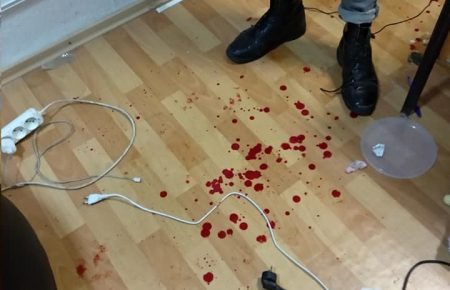 У Дніпрі невідомі в балаклавах увірвалися до приміщення громадської організації і побили активістів