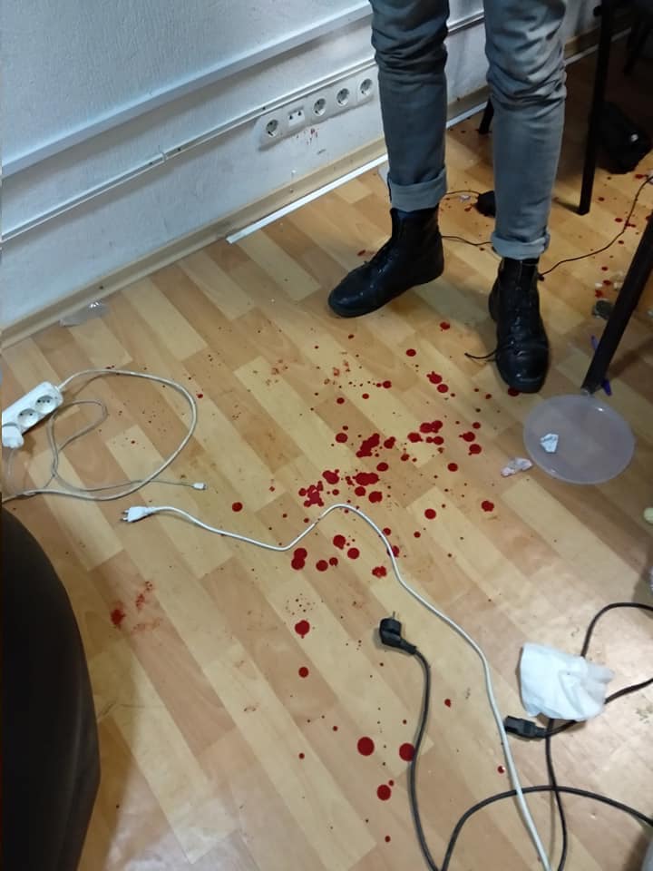У Дніпрі невідомі в балаклавах увірвалися до приміщення громадської організації і побили активістів
