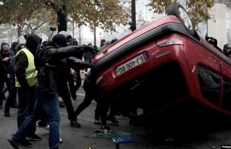 Річниця протестів «жовтих жилетів»: у Парижі сталися нові сутички з правоохоронцями