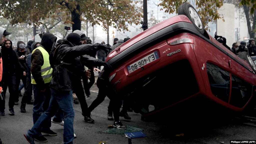 Річниця протестів «жовтих жилетів»: у Парижі сталися нові сутички з правоохоронцями