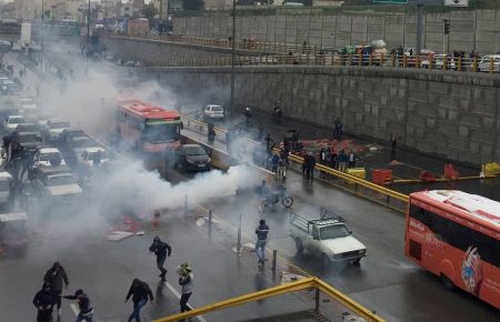 Протести через підняття цін на бензин в Ірані: ЗМІ повідомляють про 25 загиблих