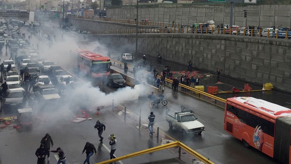 Протести через підняття цін на бензин в Ірані: ЗМІ повідомляють про 25 загиблих