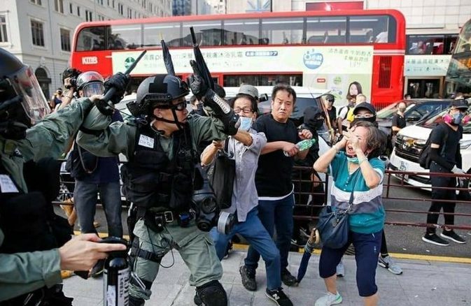У Гонконгу протестувальники пошкодили офіс китайського державного медіа Сіньхуа