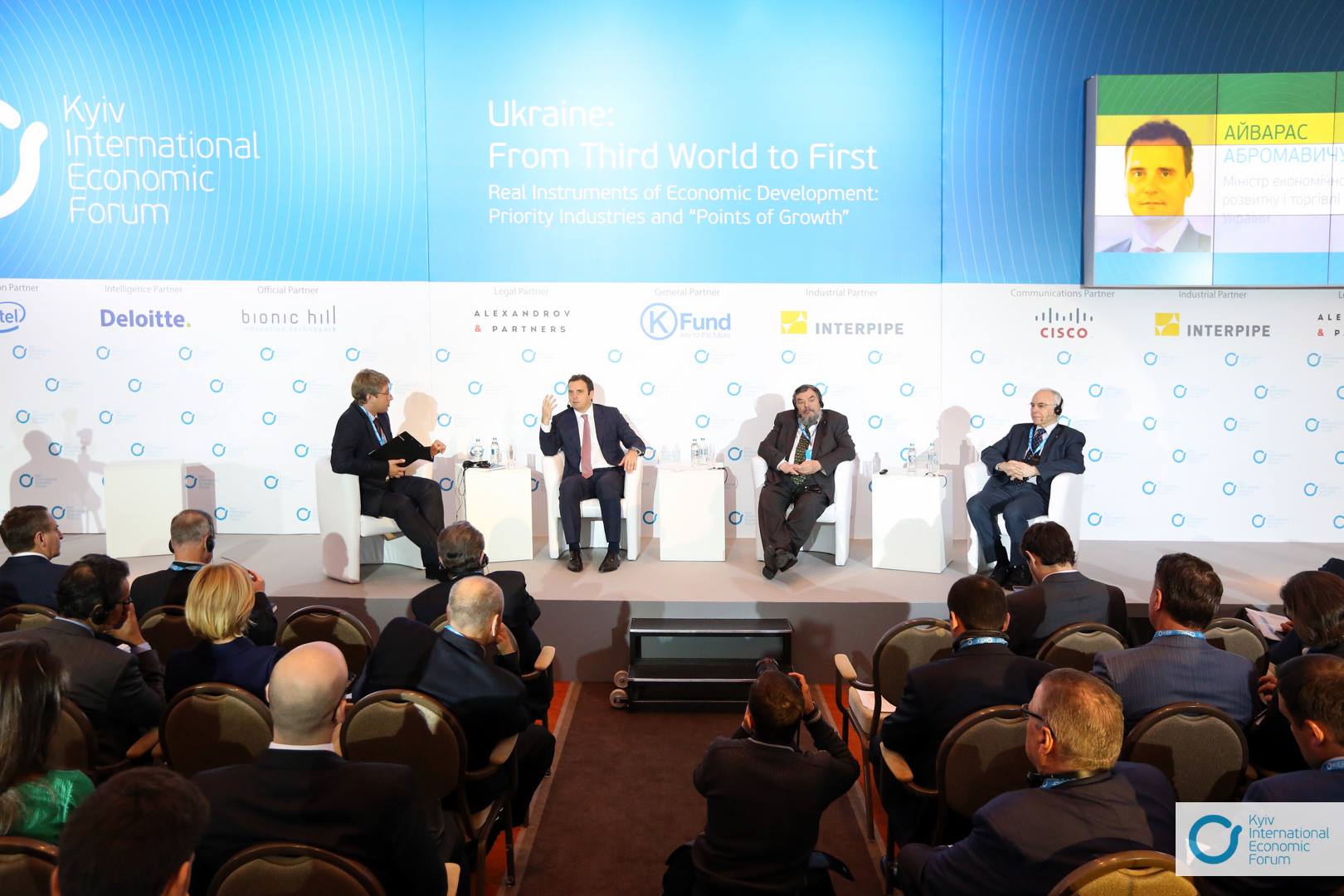 На Україну дивляться як на країну можливостей, але нам не вистачає довіри: підсумки Економічного Форуму