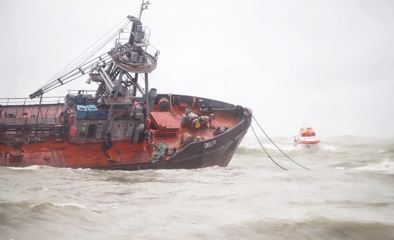 Вміст нафтопродуктів у воді в 53 рази перевищує норму після аварії танкера біля Одеси — Фірсов
