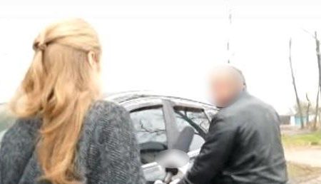 На Київщині посадовець сільради провіз журналіста на капоті автомобіля — поліція