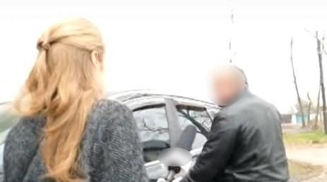 На Київщині посадовець сільради провіз журналіста на капоті автомобіля — поліція