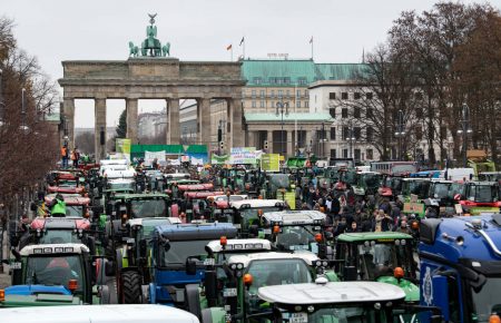Тисячі фермерів на тракторах блокували рух у Берліні на знак протесту