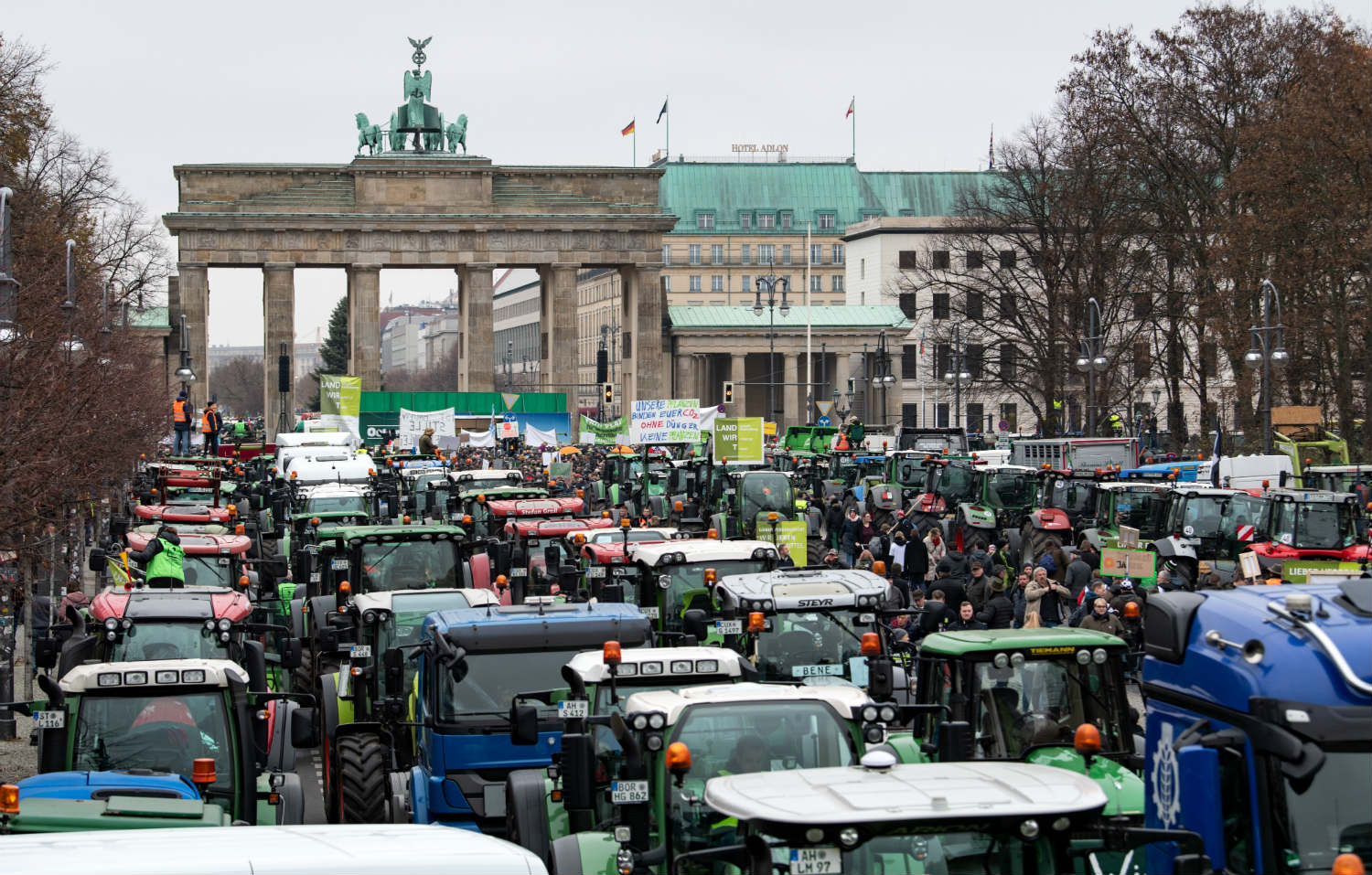 Жизнь в германии 2024. Фермеры Германии. Протесты фермеров в Германии. Фермеры в Берлине. Аграрии Германии.