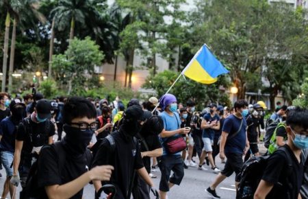 У Гонконгу протестувальники виносять прапор України і вбачають зв'язок із Майданом — експерт