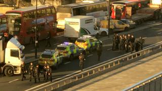 Чоловік, який напав на людей на Лондонському мосту, раніше був засуджений за терористичний злочин — поліція