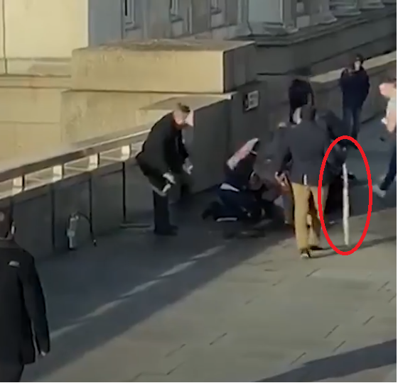 У Лондоні чоловік намагався протистояти нападнику бивнем нарвала