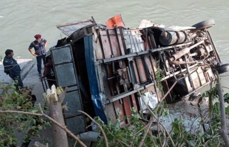 У Непалі автобус зірвався у річку з висоти 500 метрів — 17 людей загинули