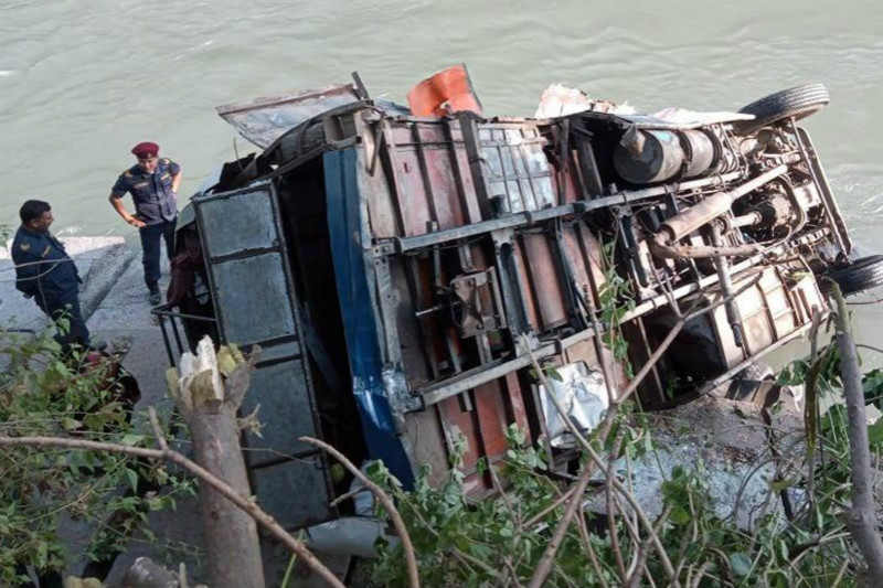 У Непалі автобус зірвався у річку з висоти 500 метрів — 17 людей загинули
