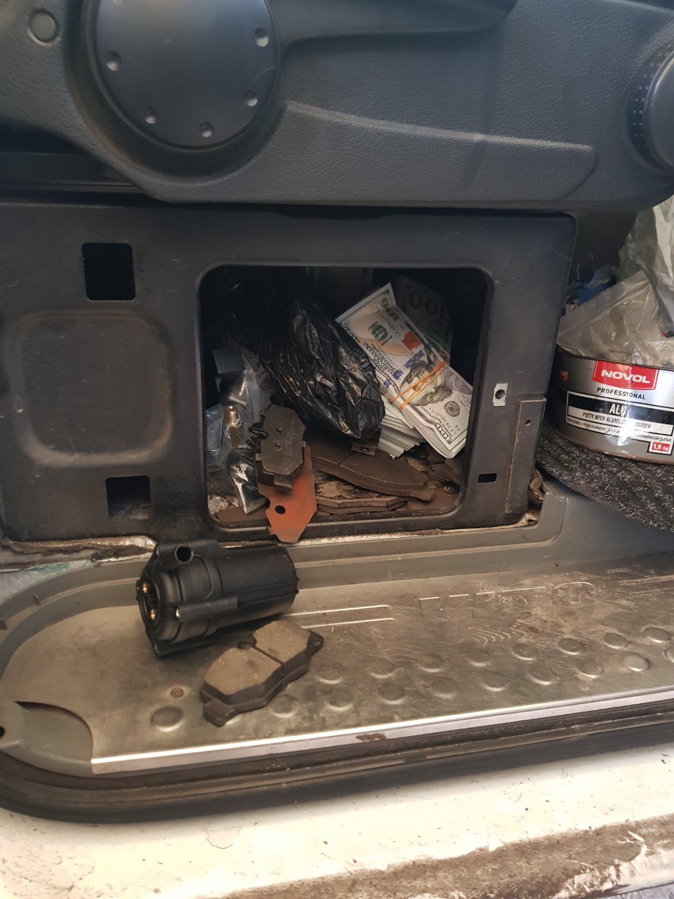 «1000$ — і не відкриваємо багажник»— на КПВВ «Новотроїцьке» водій пропонував прикордоннику хабар