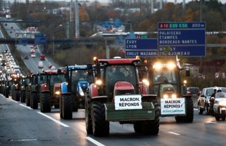 У Франції фермери на тракторах виїхали до Парижа на знак протесту