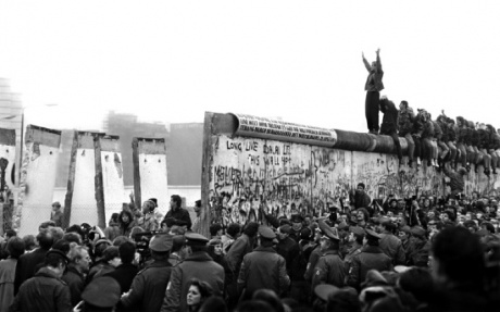 Падіння Берлінського муру з часом принесло Україні сусідство з ЄС – аналітик