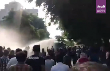 В Ірані протести через зростання цін на бензин, демонстранти підпалюють нафтобази (відео)