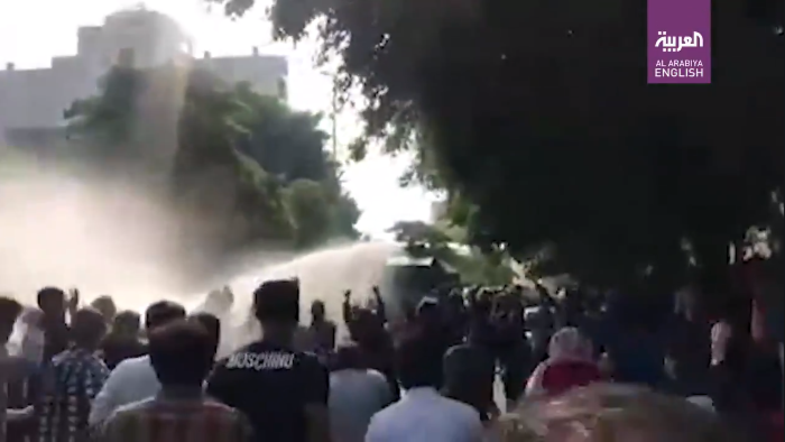 В Ірані протести через зростання цін на бензин, демонстранти підпалюють нафтобази (відео)