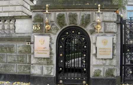 Німеччина висилає з країни двох співробітників посольства Росії