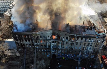 Рятувальники продовжують працювати на місці пожежі в Одеському коледжі