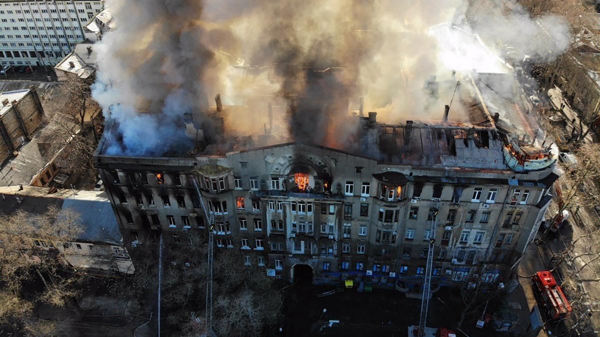 Рятувальники продовжують працювати на місці пожежі в Одеському коледжі