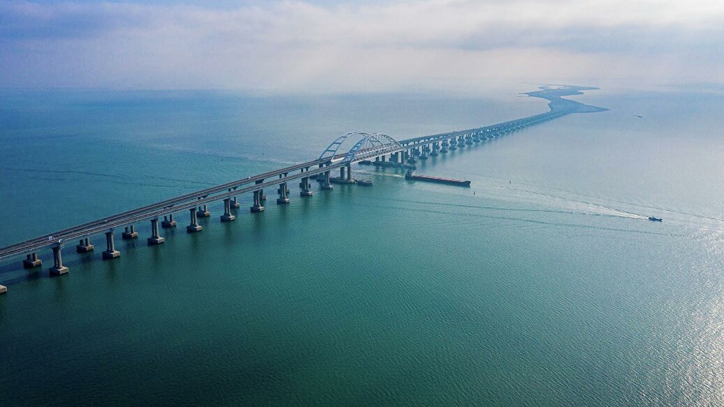 Росія завершила будівництво залізничної частини Кримського мосту на окупованому півострові