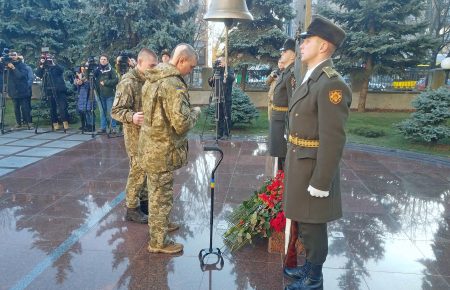 «Віримо у те, що це не дарма — ми зробимо висновки, ми зміцніємо та переможемо» — у Києві вшанували пам`ять загиблих воїнів